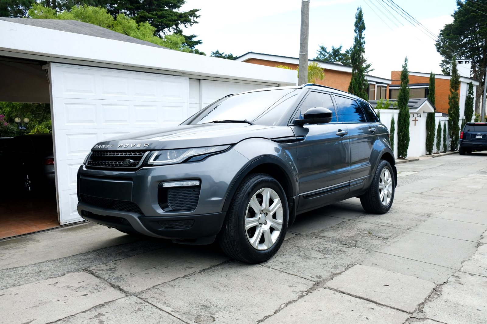 Range Rover Evoque Si4 2017 gris, vista frontal tres cuartos